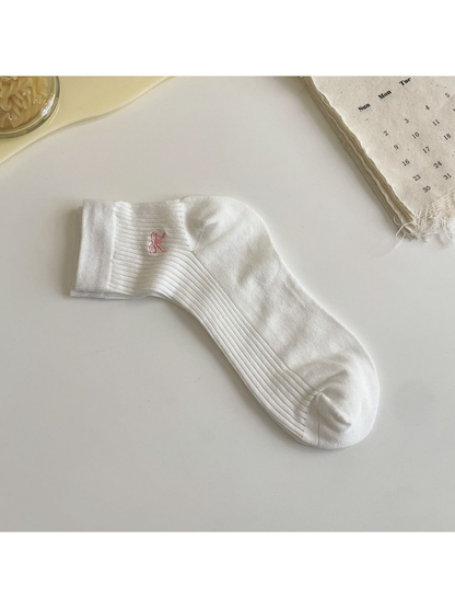 White ribbed ankle sock with pink embroidered bow