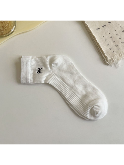 White ribbed ankle sock with black embroidered bow