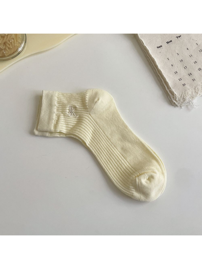 Pale yellow ribbed ankle sock with white embroidered bow