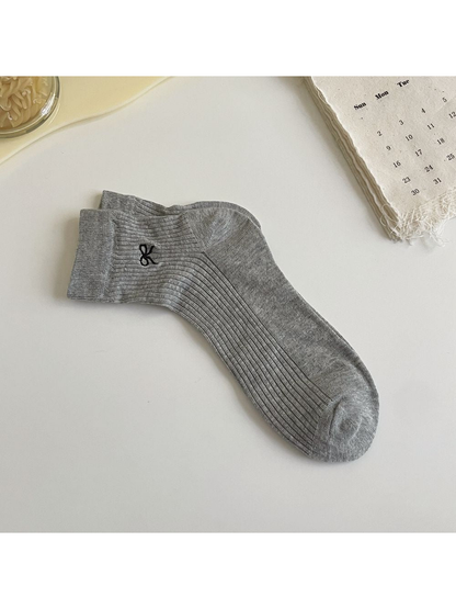 Light gray ribbed ankle sock with black embroidered bow