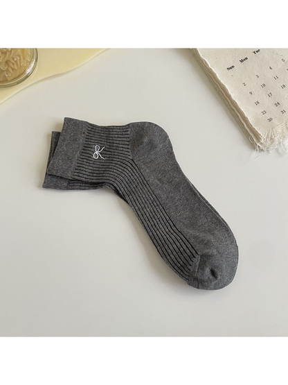 Dark gray ribbed ankle sock with white embroidered bow