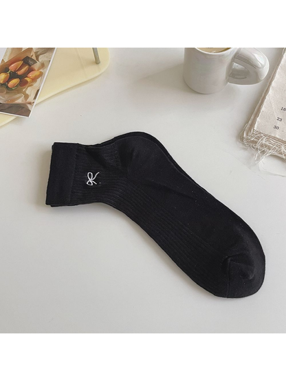 Black ribbed ankle sock with white embroidered bow