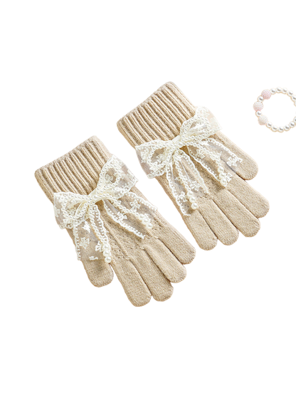 Beige gloves with ribbed cuffs and lace bows
