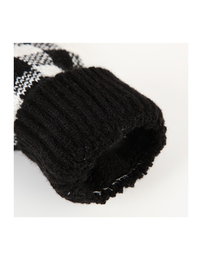 Close-up of the ribbed cuff opening and stitched edge