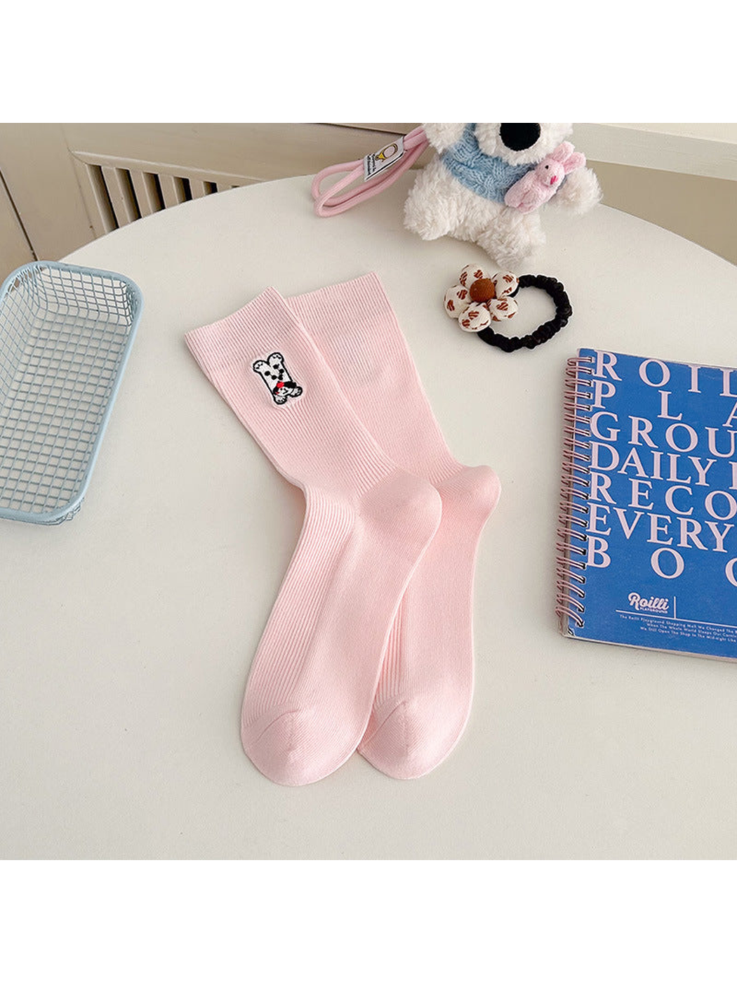 Light pink ribbed crew socks with an embroidered spotted animal motif
