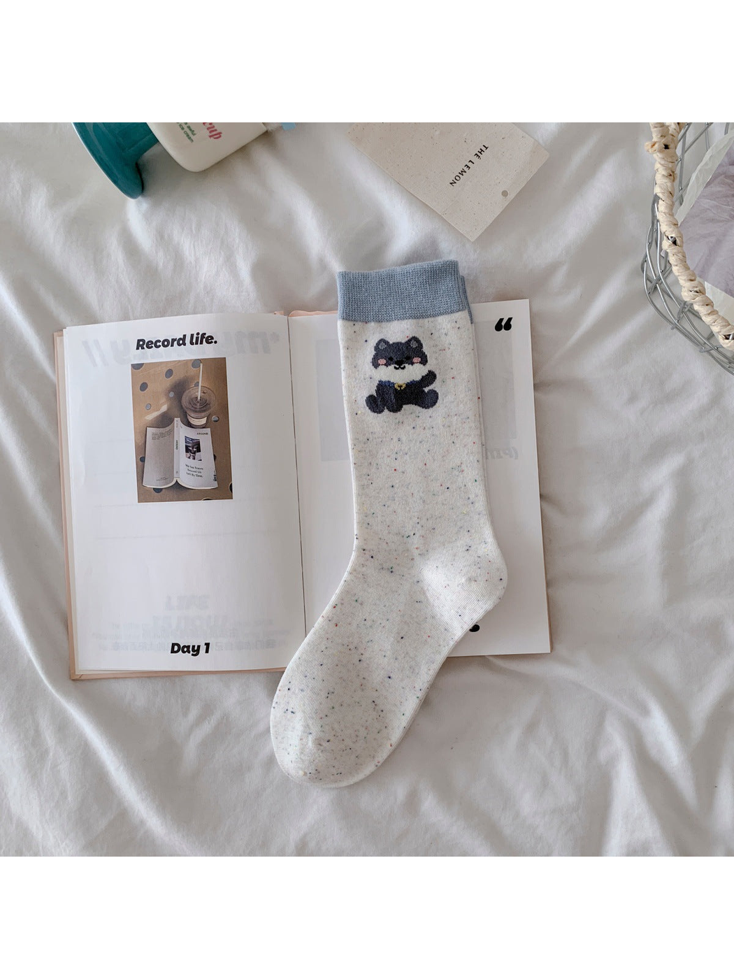 Ivory speckled crew sock with seated gray bear motif