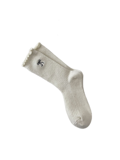 Ivory ribbed crew socks with a bow motif and ruffled cuffs