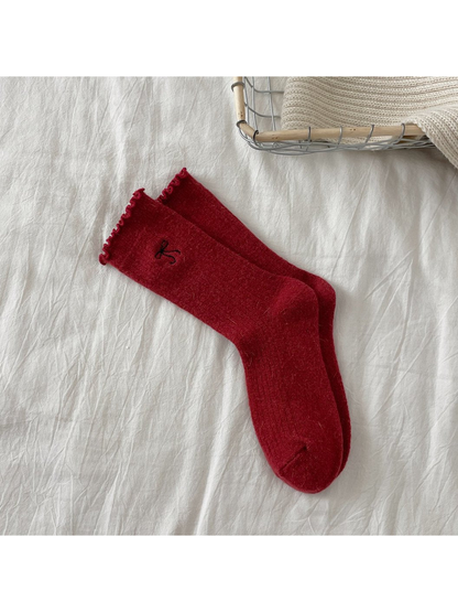 Red ribbed crew socks with bow motif and ruffled cuffs