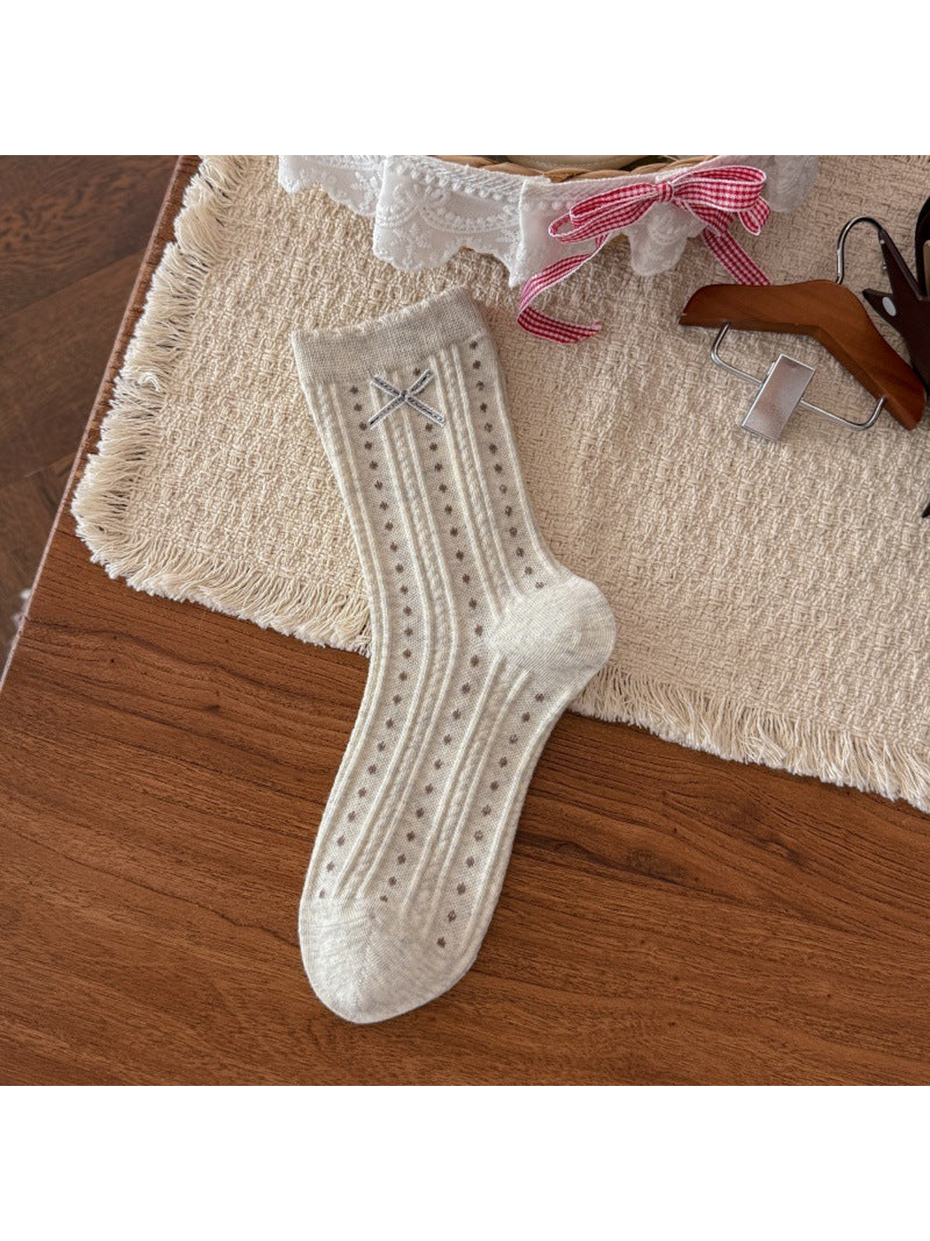 Light beige crew sock with dotted ribbing and ribbon bow