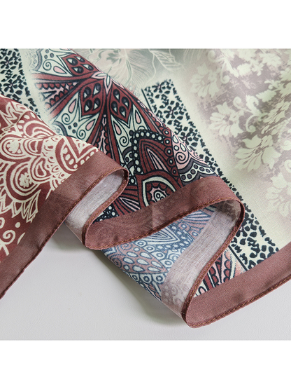 Close-up of the scarf's narrow brown stitched border