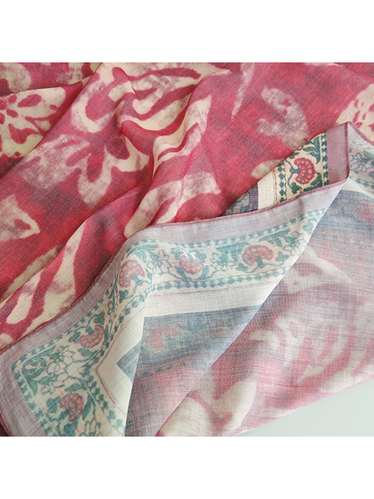 Close-up of the scarf's lighter reverse side and patterned border