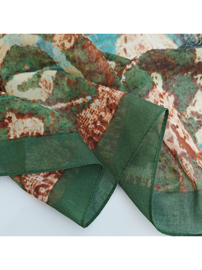 Close-up of the dark green border and stitched scarf edge