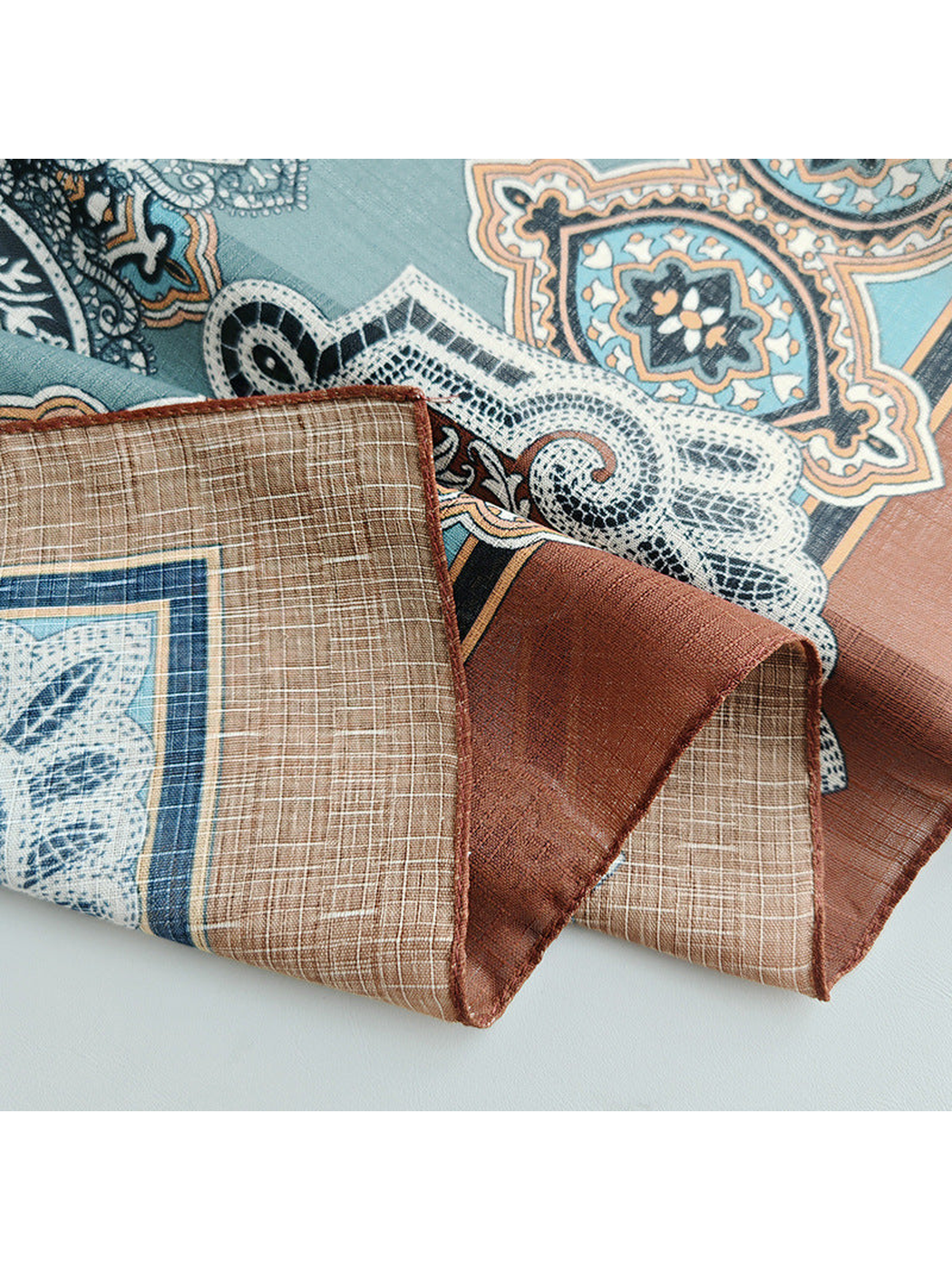 Close-up of the scarf border, reverse surface and finished edge
