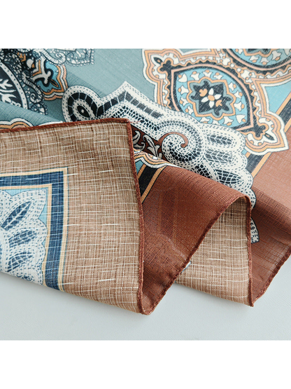 Close-up of the scarf border, reverse surface and finished edge