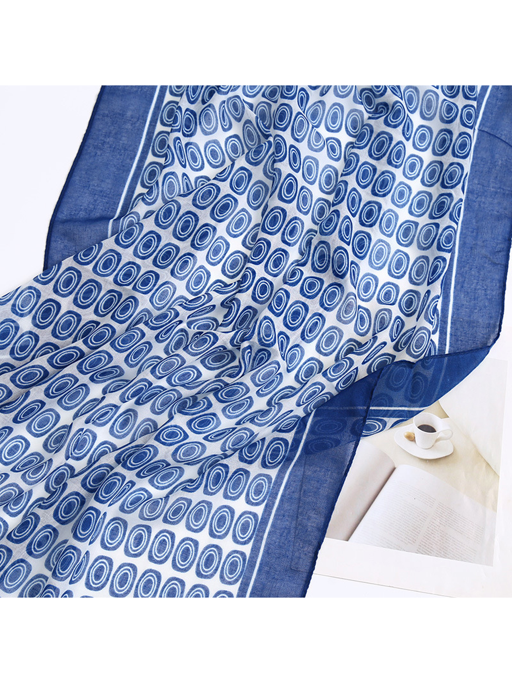Close-up of the navy border framing the oval pattern