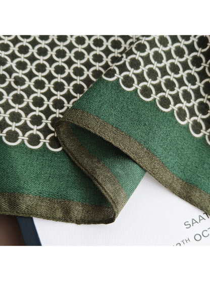 Close-up of the green border, ring pattern and woven texture