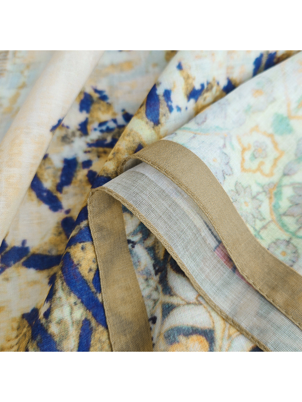 Close-up of the narrow brown border and stitched scarf edge