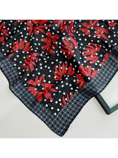 Close-up of the stitched corner and broad gray geometric border