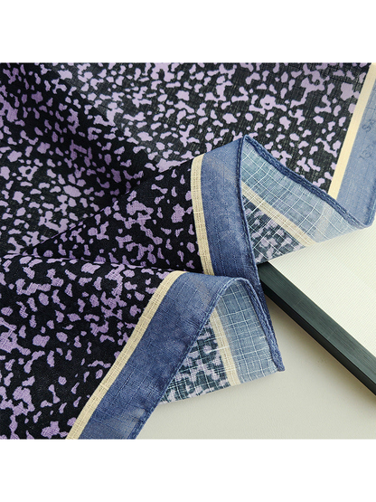 Close-up of the stitched blue border and narrow beige trim