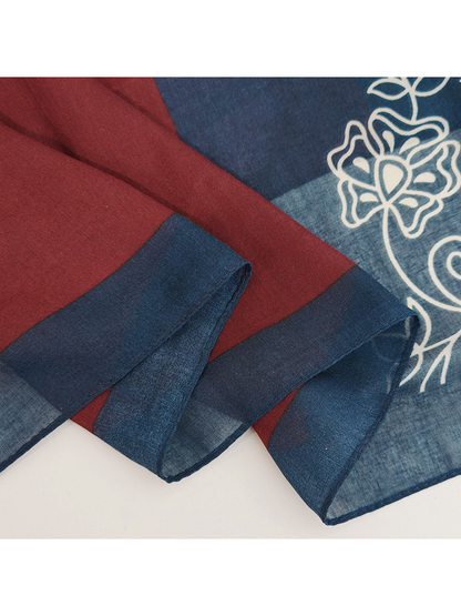 Close-up of the scarf's narrow navy stitched edge