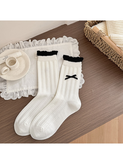 Bow ivory ribbed crew socks with black ruffled cuffs
