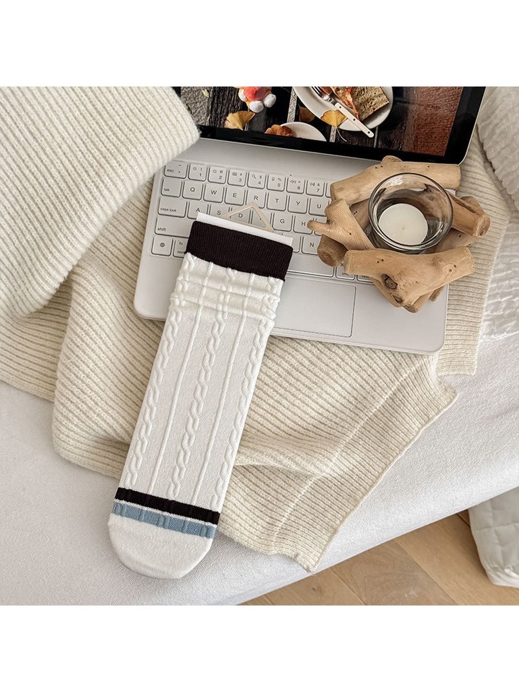 Cable crew sock in white with brown and blue toe stripes