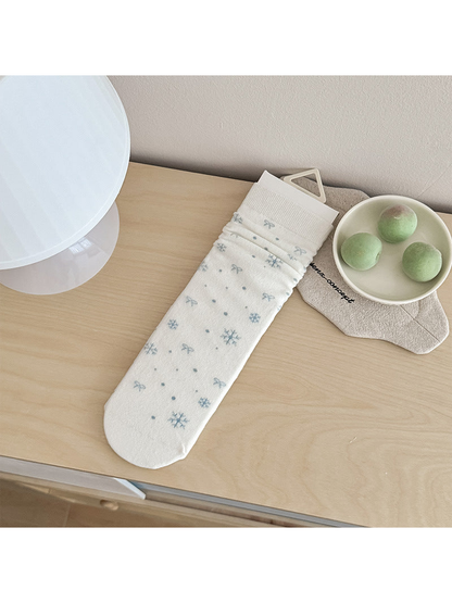 Ivory Snowflake crew sock with pale blue motifs