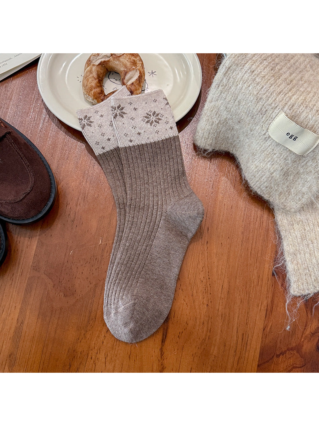 Snowflake crew sock with a two-tone brown design