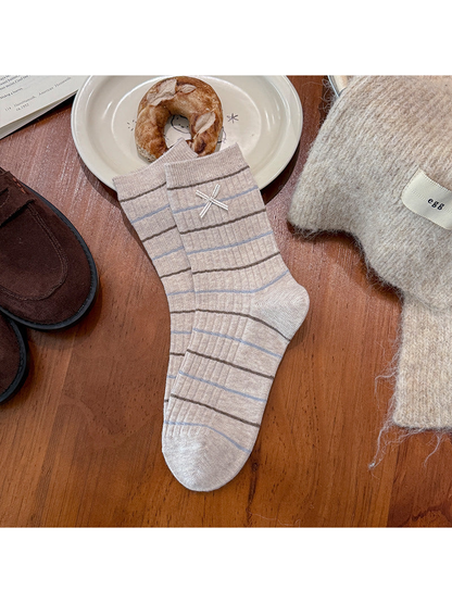 Striped Bow crew sock in beige with blue and brown lines
