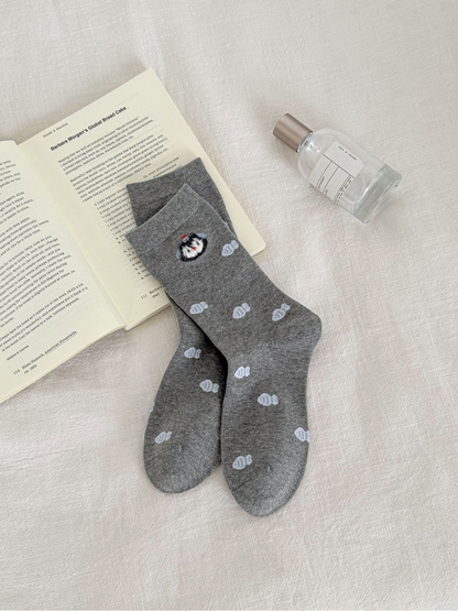 Bird crew socks in light gray with blue motifs and an embroidered bird
