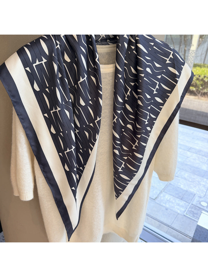Close-up of the scarf's wide ivory border and narrow dark edge