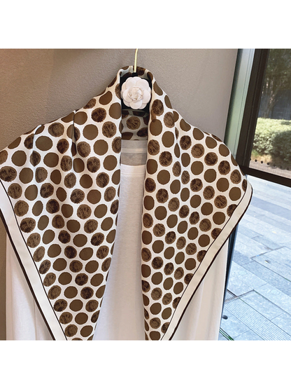 Close-up of the Brown polka-dot scarf and contrasting border