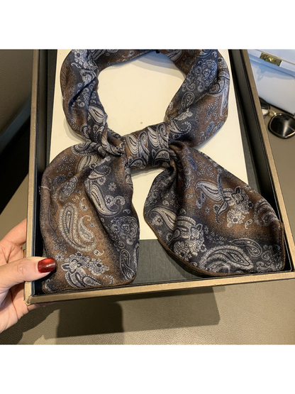 Close-up of the scarf knot, patterned ends and stitched edges