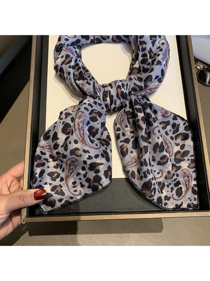 Close-up of the tied scarf ends and dark stitched edge