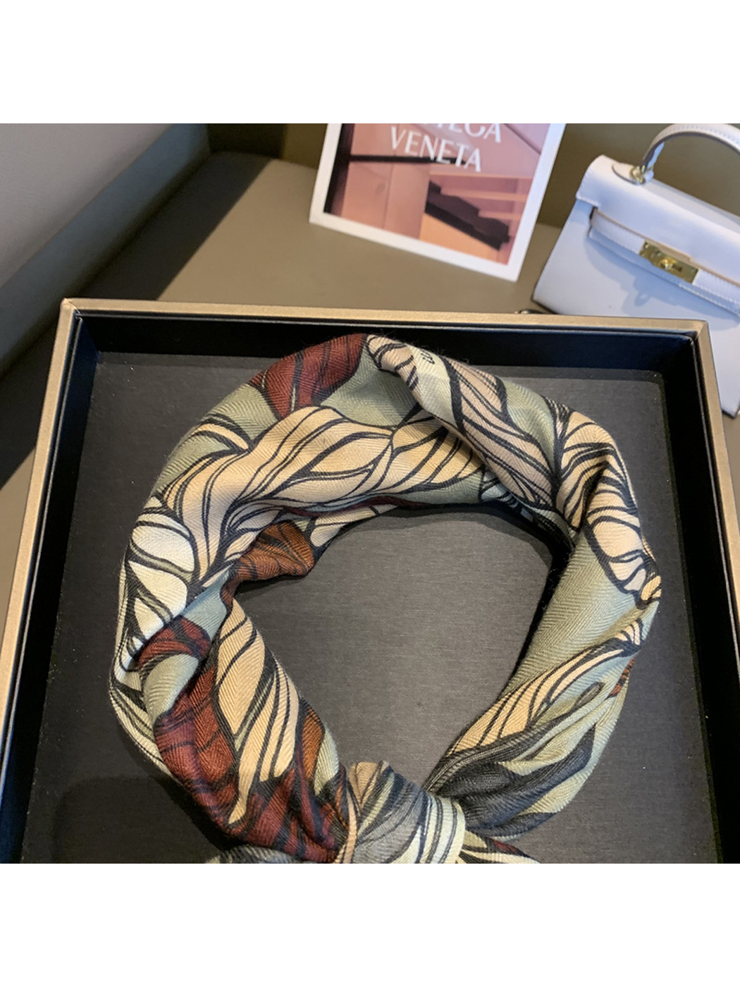 Close-up of the twisted loop and overlapping leaf print