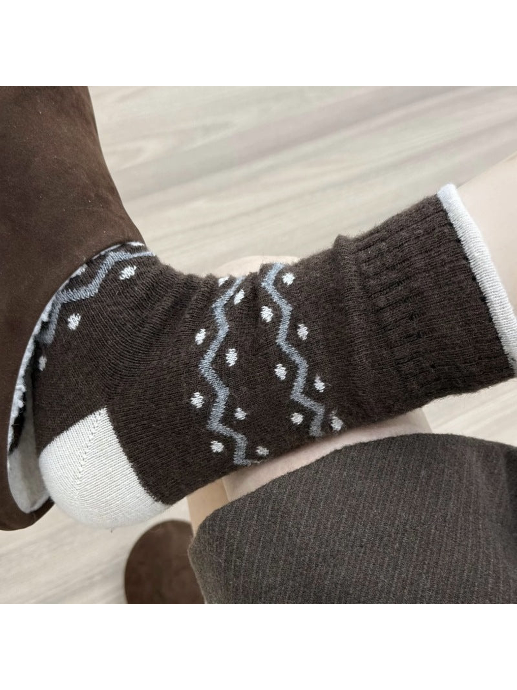 Coffee crew sock side view with contrast toe and zigzag bands