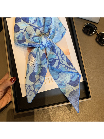 Close-up of the blue floral print, narrow edge and tied center