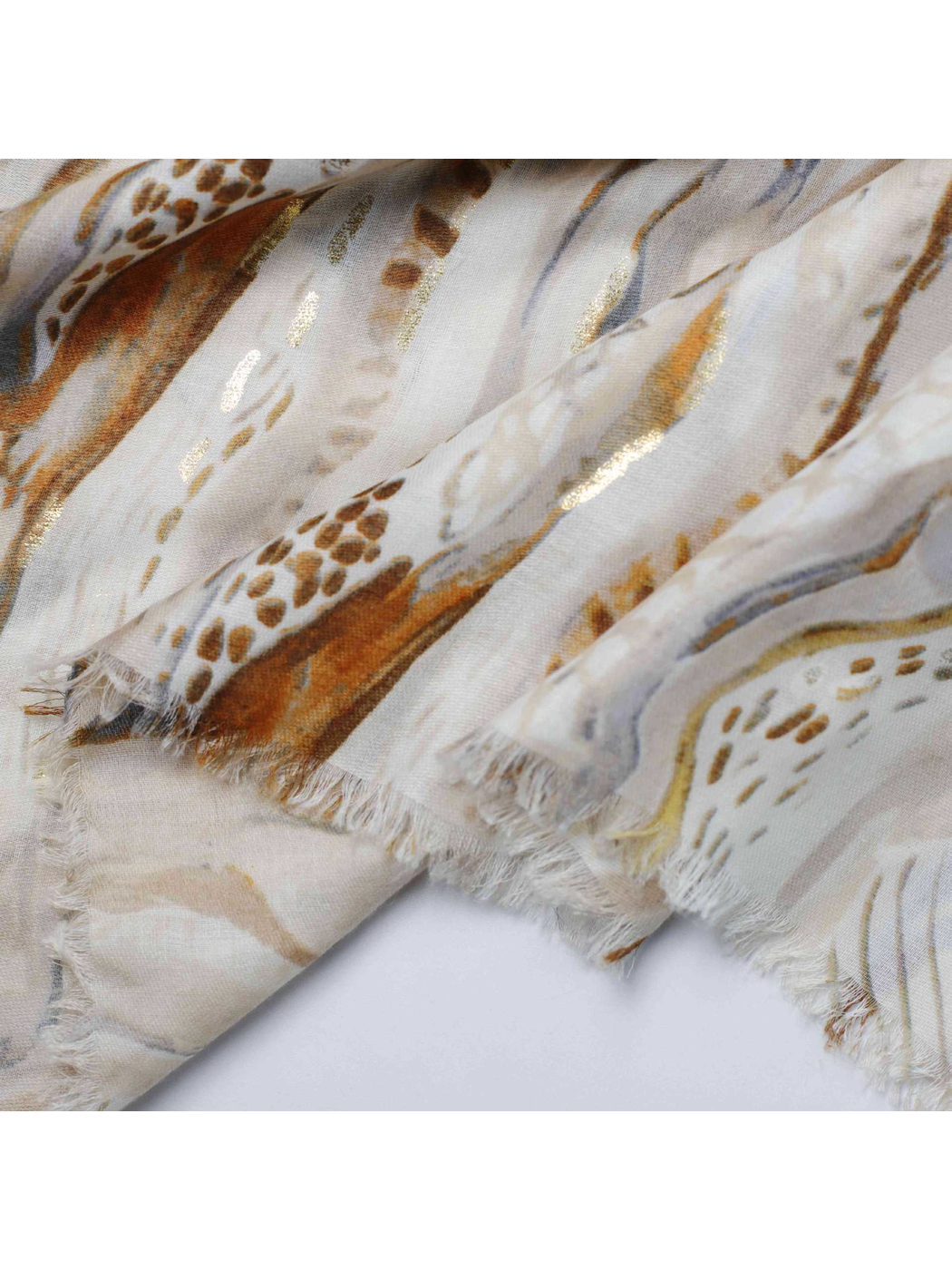 Close-up of the scarf's short fringed edge and gold-tone accents