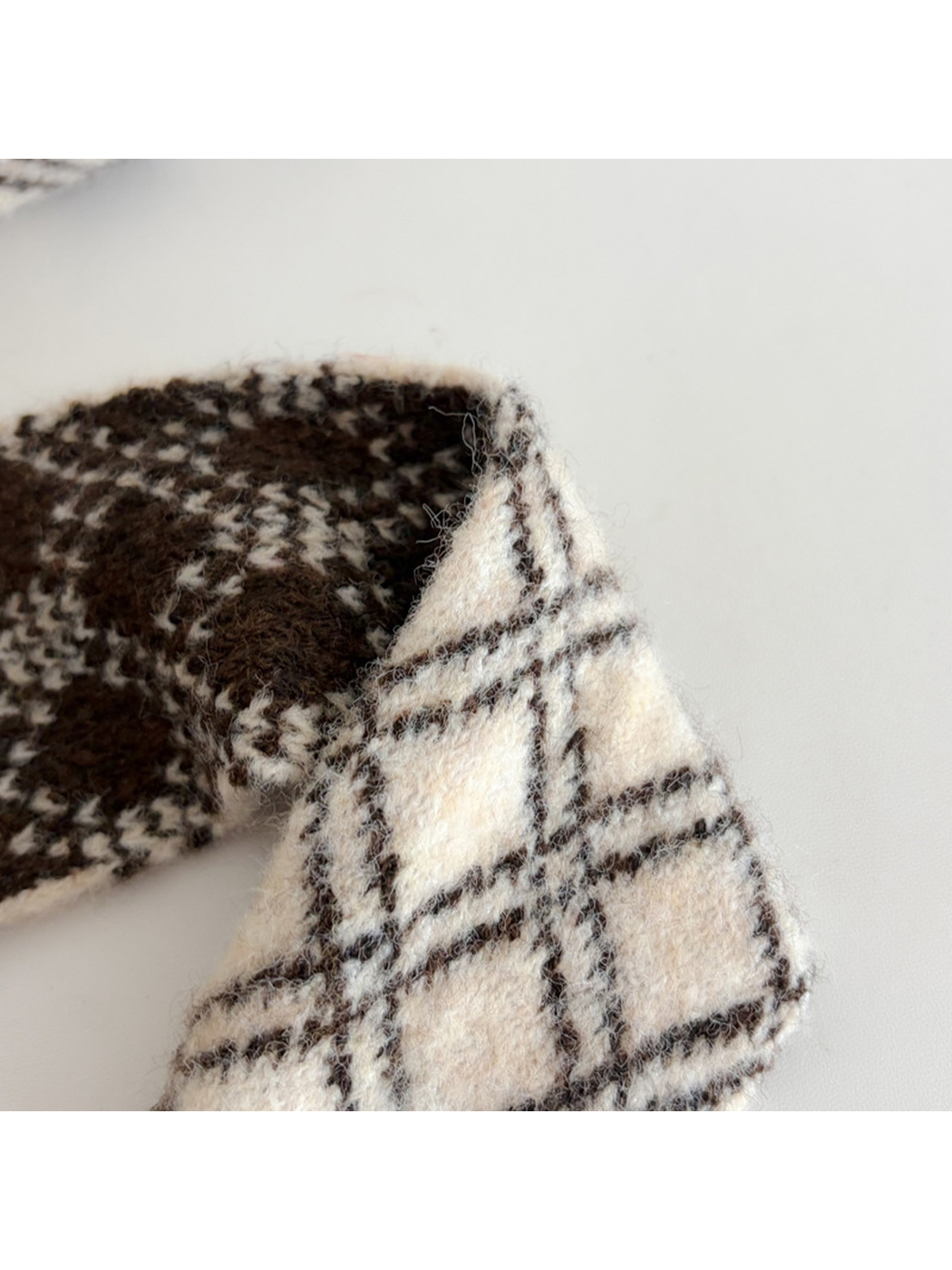 Close-up of the scarf edge seam and contrasting reverse pattern