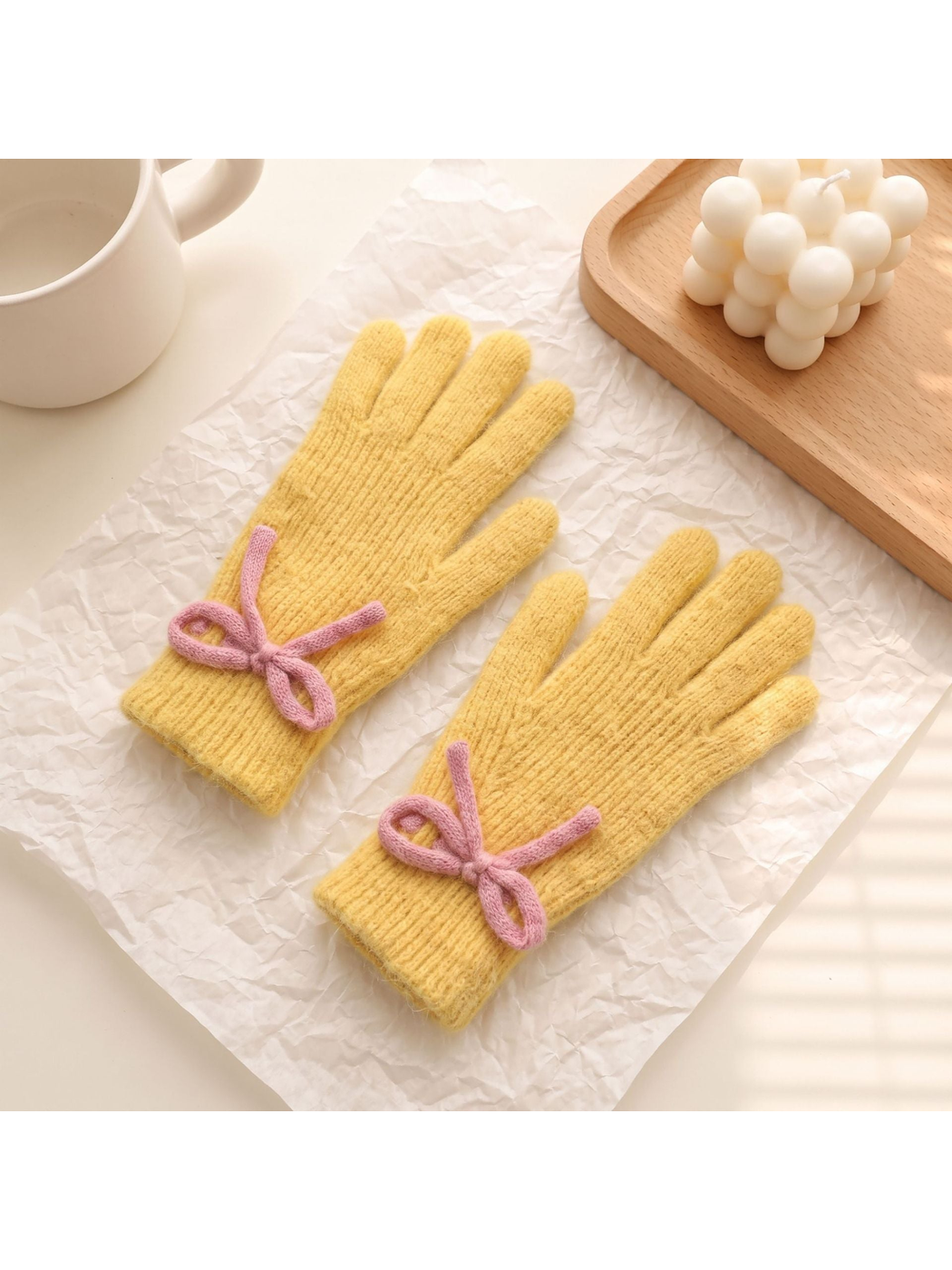 Yellow ribbed gloves with contrasting bow details