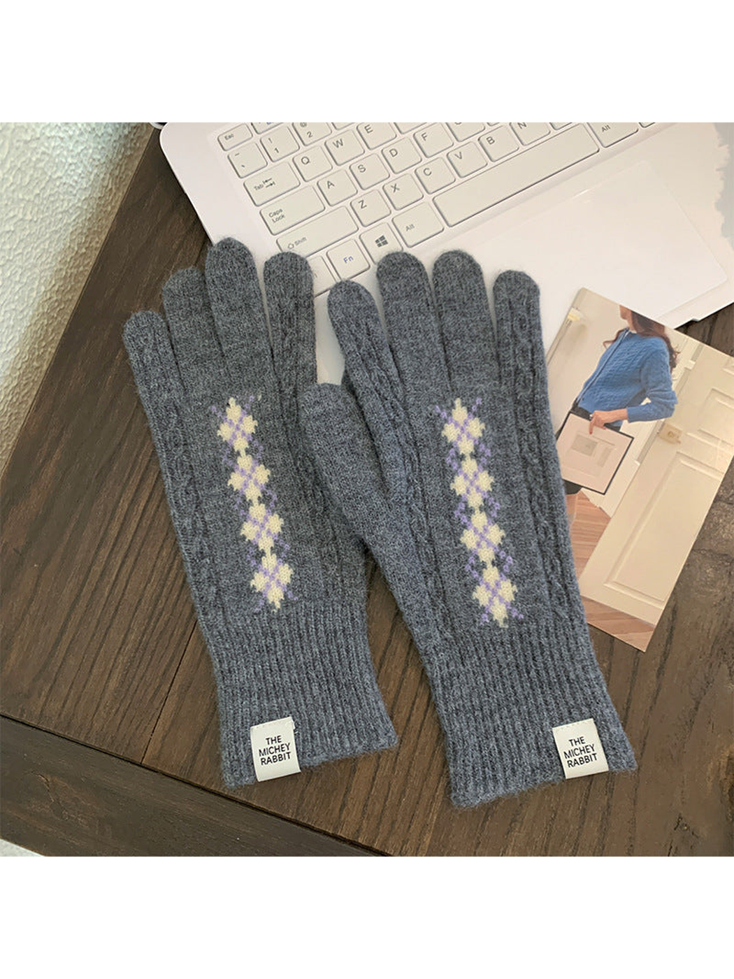 Gray cable-textured gloves with a pale yellow and lavender diamond motif