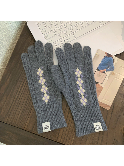 Gray cable-textured gloves with a pale yellow and lavender diamond motif