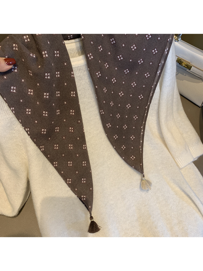 Close-up of the Brown scarf ends and contrasting corner tassels