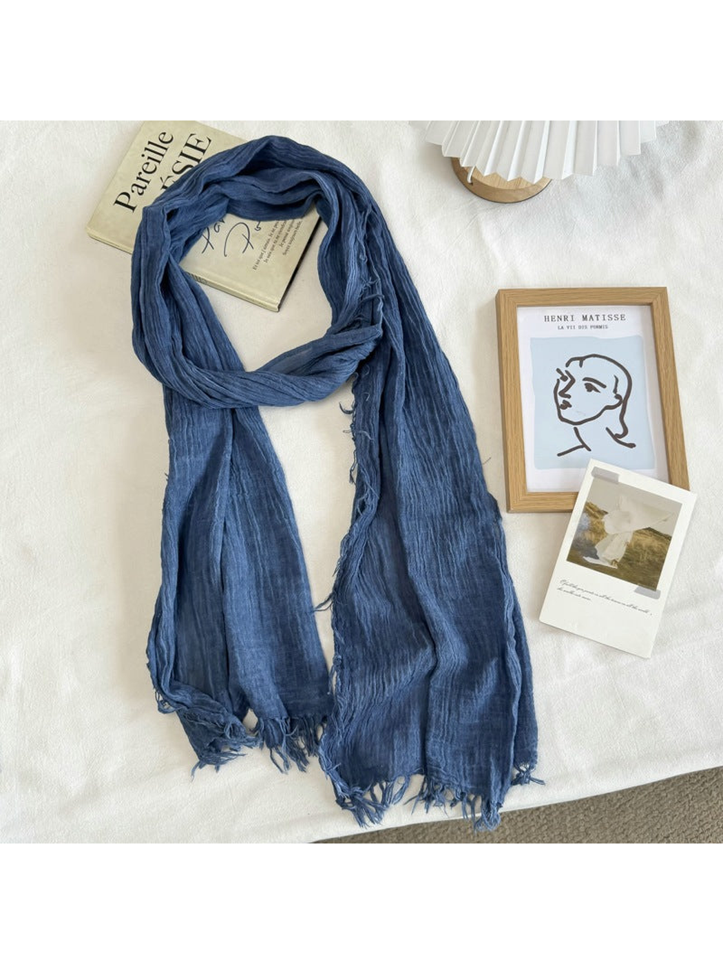 Blue crinkled scarf with fringed edges