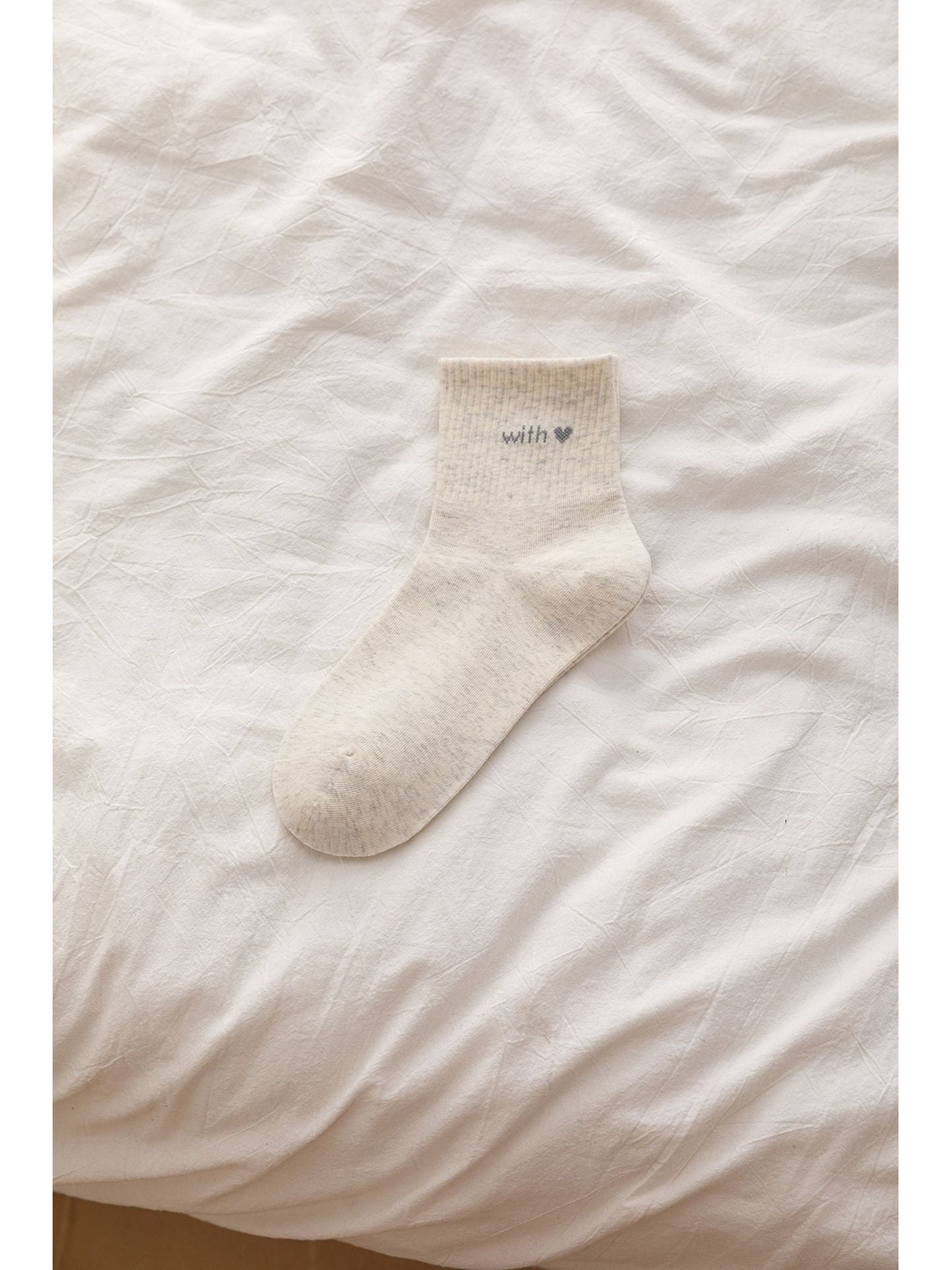 Beige ankle sock with ribbed cuff and heart lettering