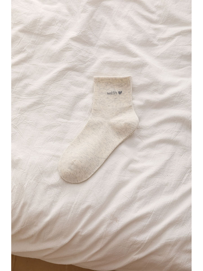 Beige ankle sock with ribbed cuff and heart lettering