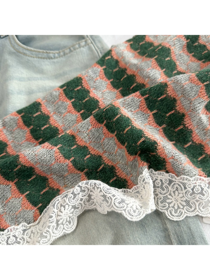 Close-up of the Dark Green geometric pattern and ivory scalloped lace edging