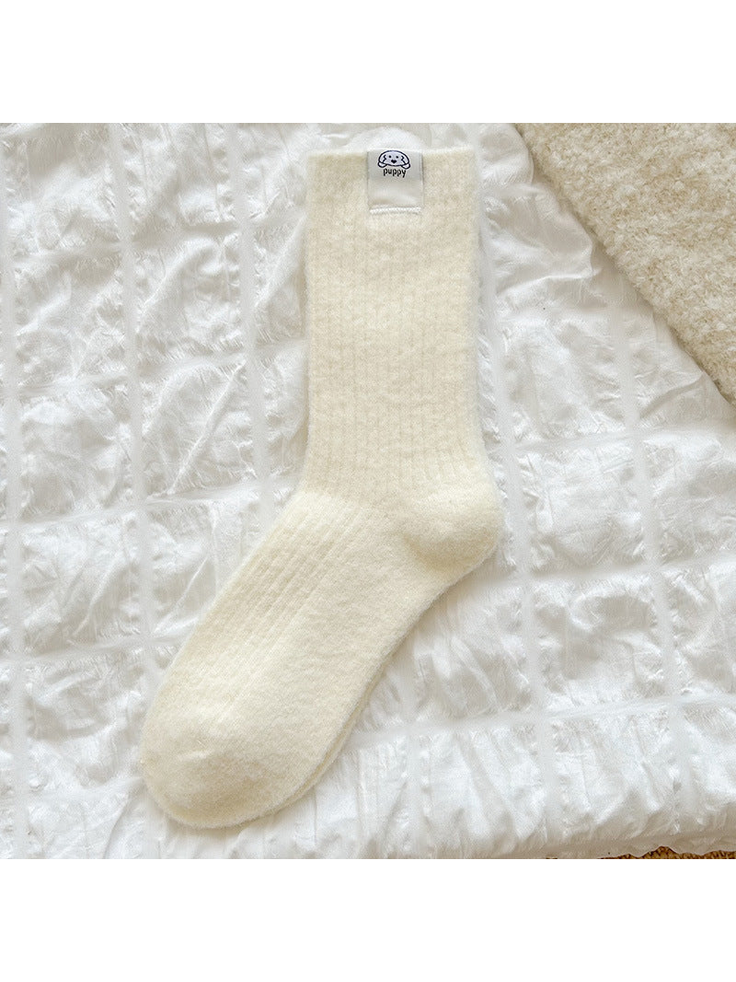 Ivory ribbed crew sock with a small dog label