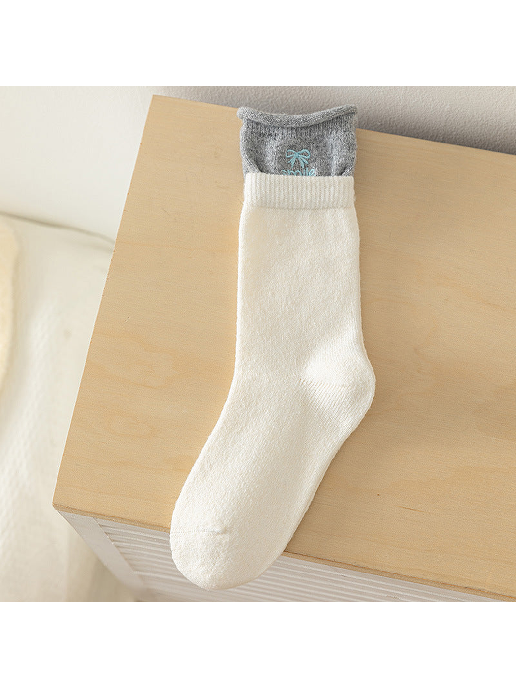 Ivory crew sock with gray contrast cuff and embroidered bow