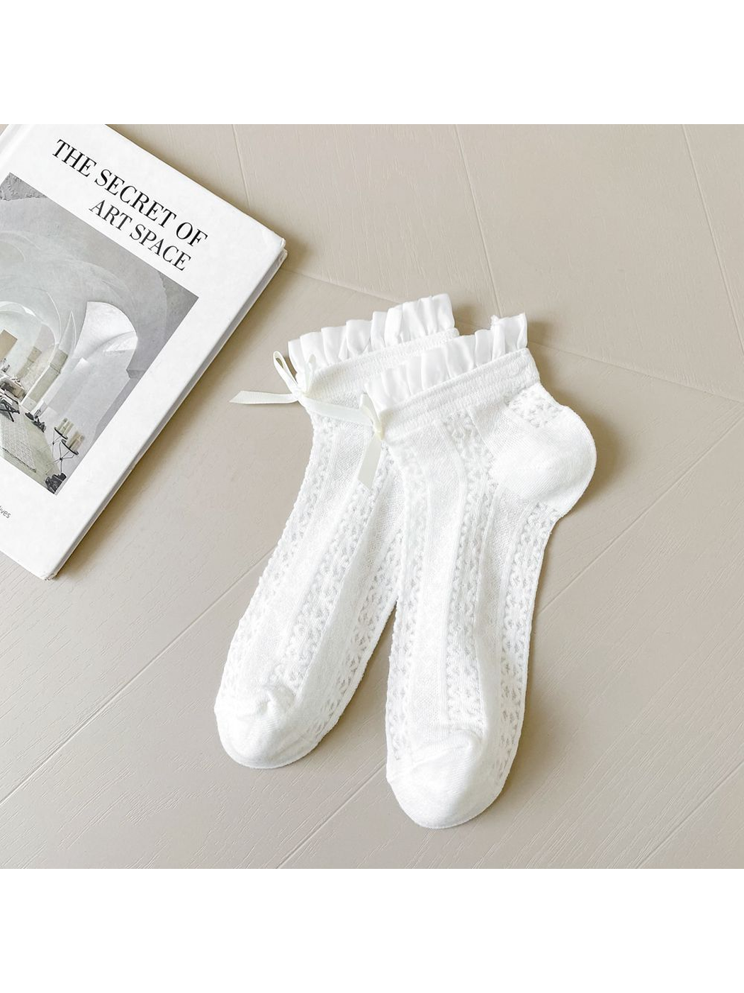 White Bow ankle socks with ruffled cuffs and vertical openwork panels
